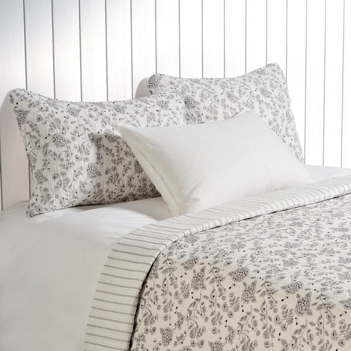 Chocolate brown floral quilt Campagne