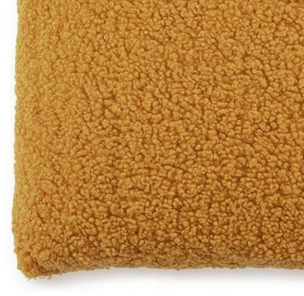 Coussin ocre effet mouton Sherpa