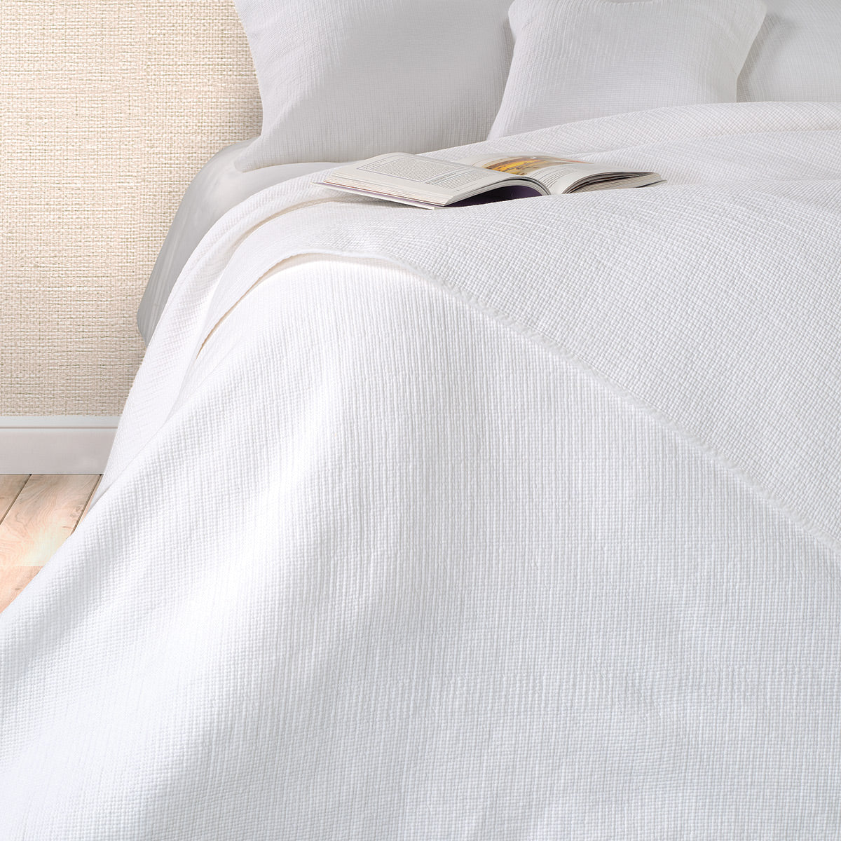 Contemporain white stitched quilt