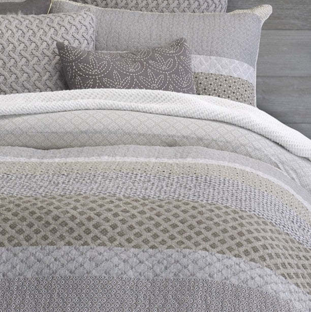 Courtepointe moderne grise et taupe Ethan