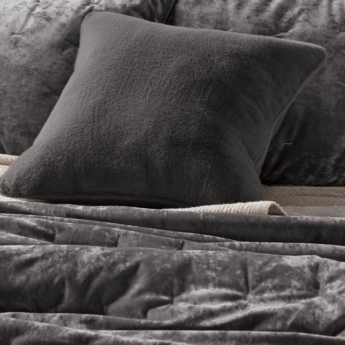 Courtepointe en velours uni gris charcoal Lounge
