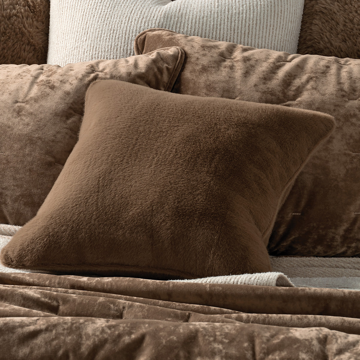 Courtepointe en velours uni taupe Lounge