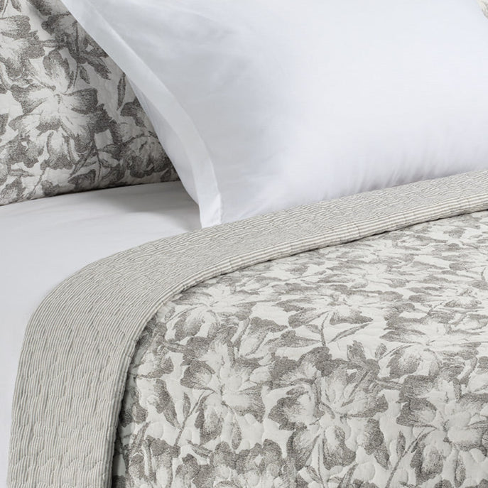Courtepointe fleurie grise et blanche Maison