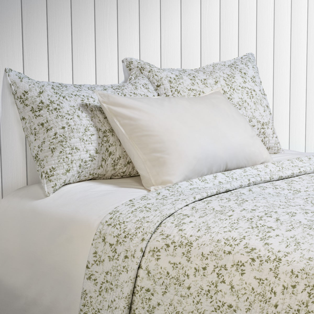 Courtepointe avec un imprimé de feuillage sauge Marjolaine