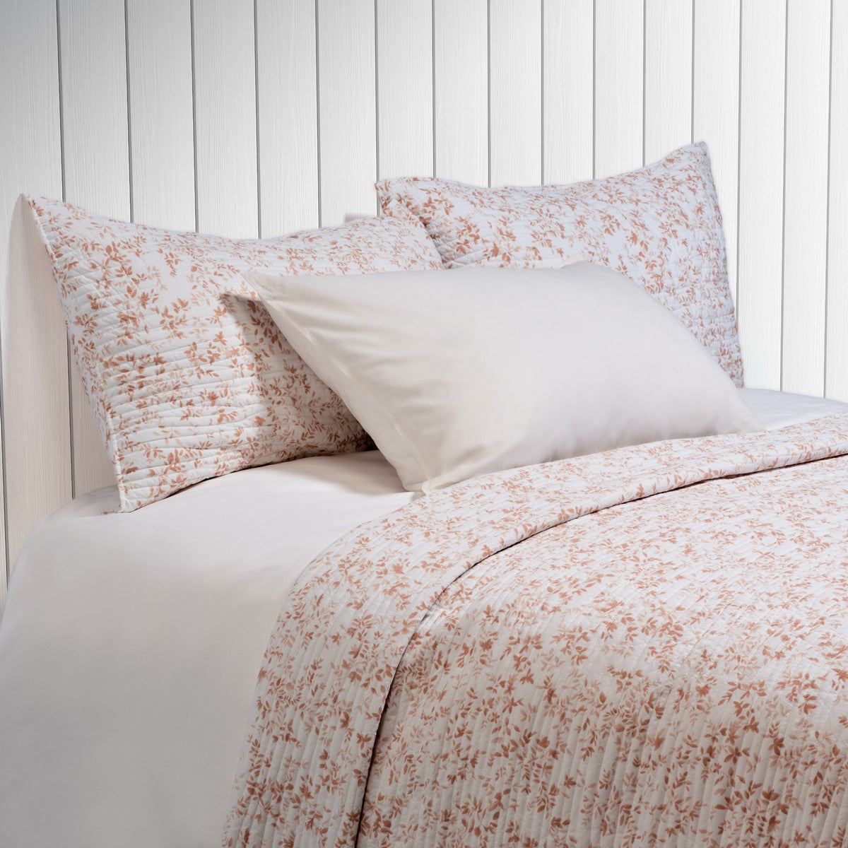 Courtepointe avec un imprimé de feuillage terracotta Marjolaine