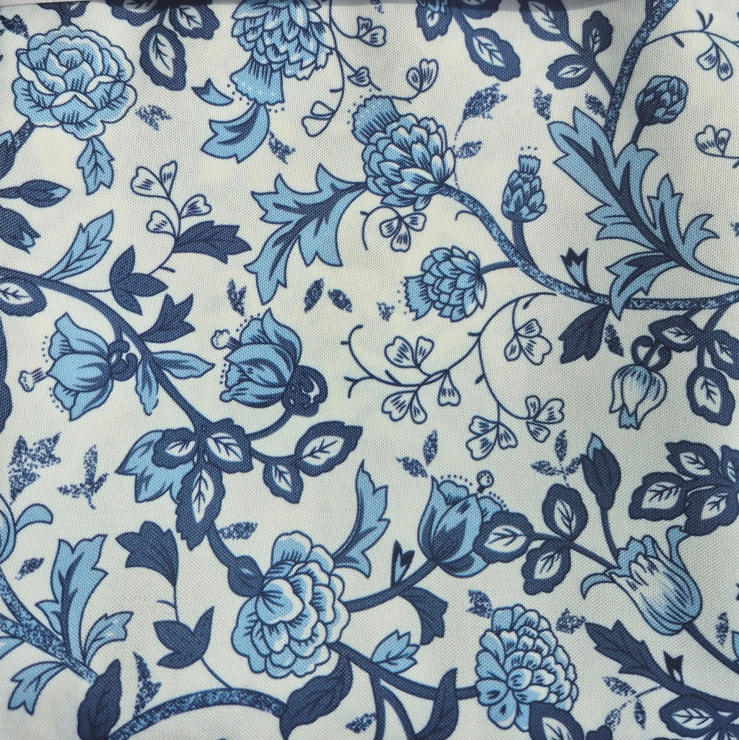 Amalfi white and blue flowered tablecloth