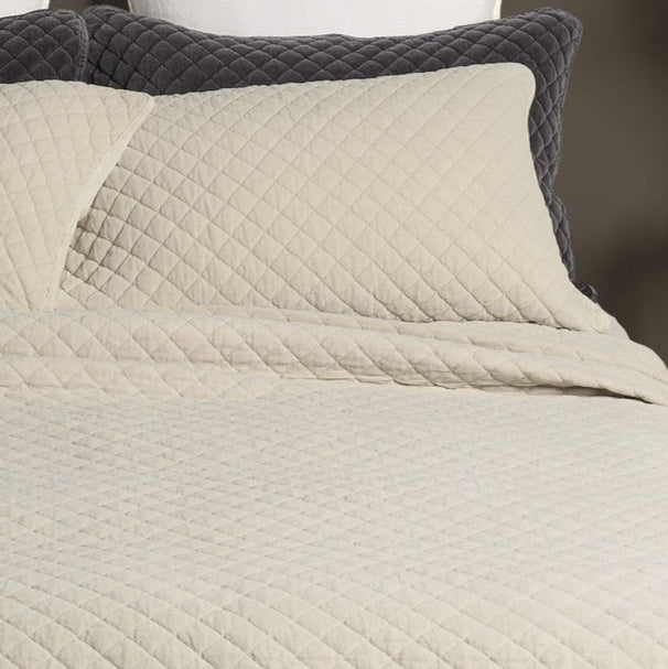 Courtepointe en velours crème Dove