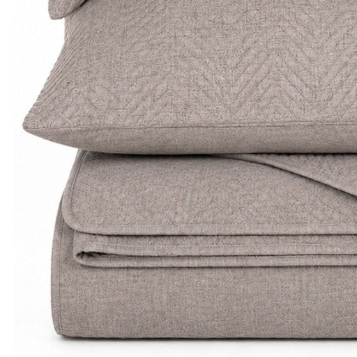 Courtepointe taupe avec un piquage en chevrons Nelson