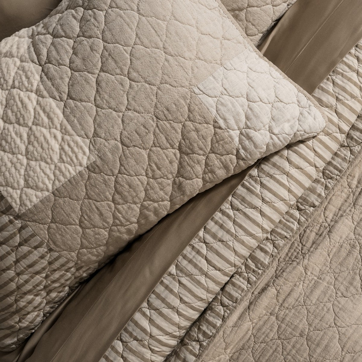 Panorama natural and ivory patchwork quilt